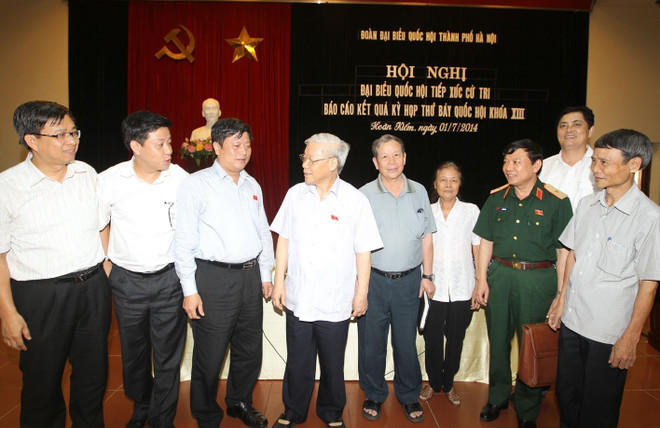 Le secrétaire général Nguyen Phu Trong rencontre des électeurs de l’arrondissement de Hoan Kiem, Hanoï, le 1er juillet 2014. Photo: VNA 4 (18).jpg