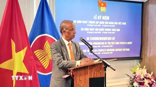 Le secrétaire général adjoint des Nations Unies Atul Khare à la cérémonie marquant le 80e anniversaire de la fondation de l’Armée populaire du Vietnam. Photo: VNA 3.webp