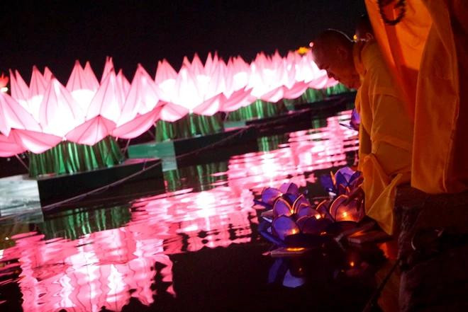 Le Festival de Hue est devenu un événement culturel national et international, promouvant Hue comme une destination belle, sûre et conviviale. Photo: Vietnamplus 9.webp