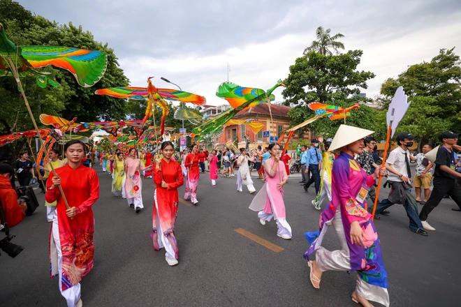 Le Festival de Hue s'étendant sur une année entière pour célébrer le riche patrimoine de la région. Photo: Vietnamplus 10.webp