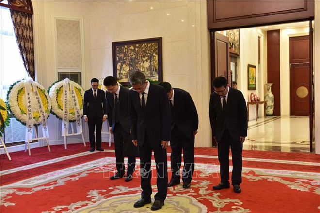 La délégation du Département international du Comité central du Parti communiste chinois rend hommage au secrétaire général Nguyen Phu Trong. Photo: VNA 10.jpg