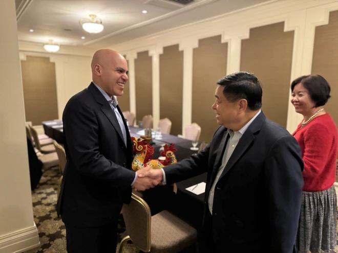Le ministre du Plan et de l'Investissement Nguyen Chi Dung (droite) et le directeur des relations gouvernementales et de la politique du secteur public de Google, Kareen Ghanem. Photo: Vietnamplus 9.webp