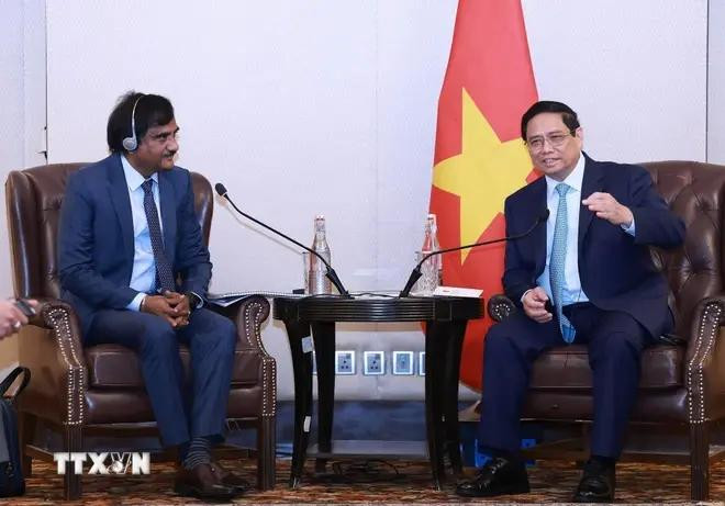 Le Premier ministre Pham Minh Chinh (droite) reçoit le le président et directeur général du groupe SMS Pharmaceuticals, Ramesh Babu. Photo: VNA 2.webp