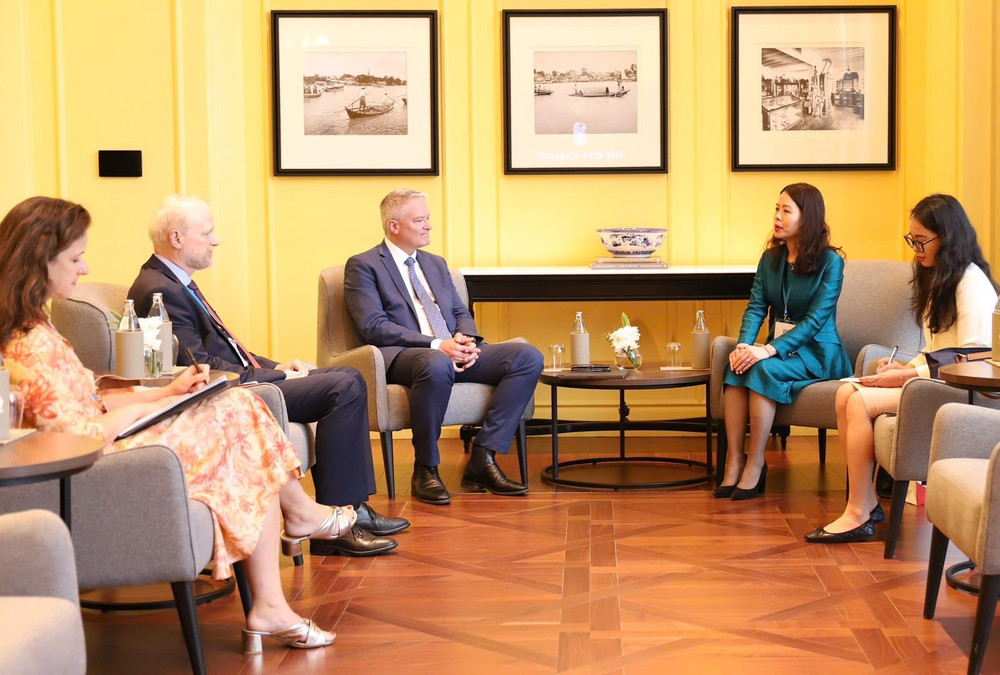 Rencontre entre la vice-ministre Nguyen Minh Hang et le Secrétaire général de l'OCDE. Photo: ministère des Affaires étrangères ttrg-nguyen-minh-hang-gap-ttk-oecd.jpg
