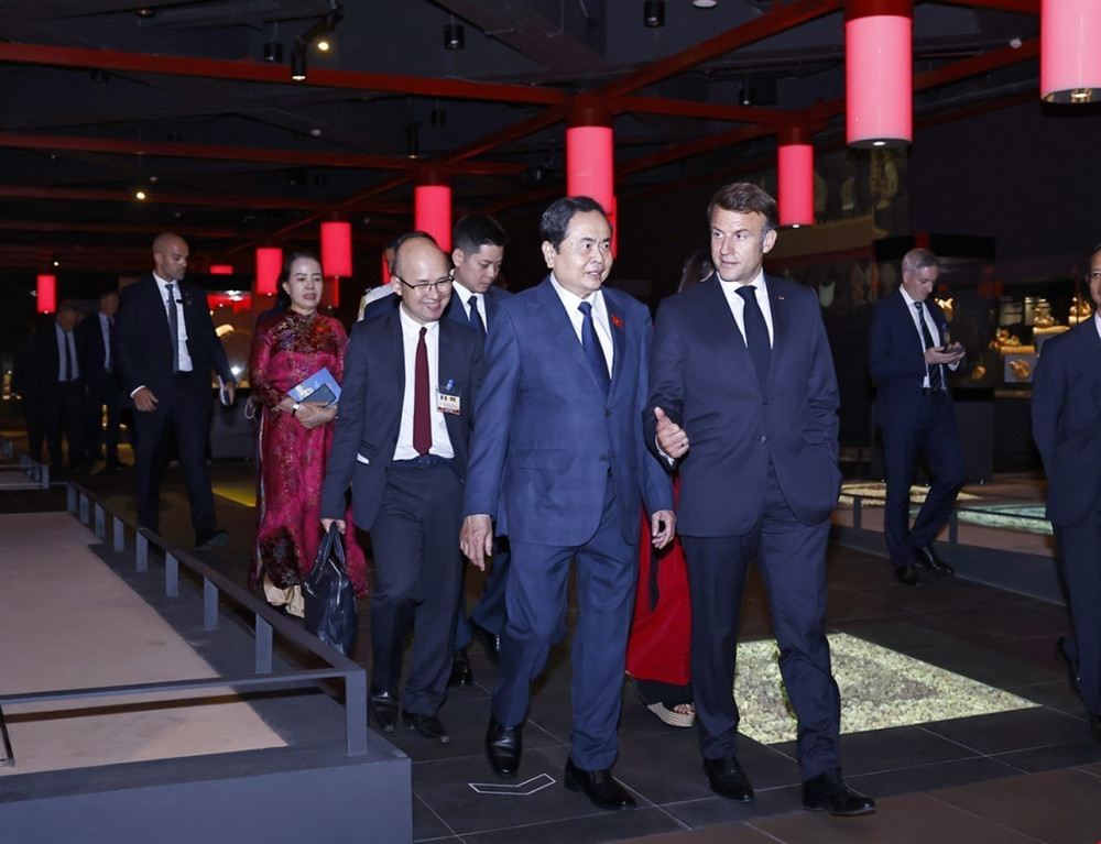 Le président de l'Assemblée nationale, Tran Thanh Man, et le président français, Emmanuel Macron, visitent la zone d'exposition archéologique sous le bâtiment de l'Assemblée nationale. Photo : VNA vna-potal-chu-tich-quoc-hoi-tran-thanh-man-hoi-kien-tong-thong-phap-emmanuel-macron-8055698.jpg
