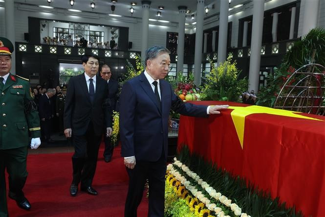 La délégation du Comité central du Parti, dirigée par le secrétaire général To Lam, rend hommage à l'ancien président Tran Duc Luong. Photo : VNA vna-potal-le-quoc-tang-nguyen-chu-tich-nuoc-tran-duc-luong-8050859.jpg