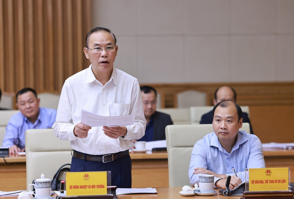 Le vice-ministre de l'Agriculture et de l'Environnement, Phung Duc Tien, présente le bilan des efforts de prévention et de lutte contre la pêche INN. Photo : VNA vna-potal-thu-tuong-chu-tri-phien-hop-thu-21-ve-phong-chong-khai-thac-hai-san-bat-hop-phap-8401298.jpg