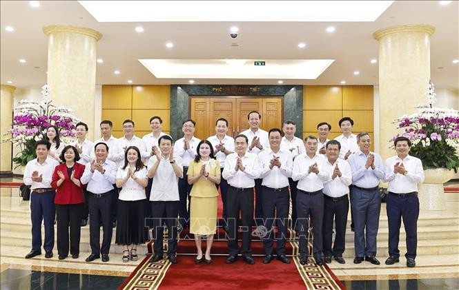 Le président de l'Assemblée nationale, Tran Thanh Man, avec la permanence du Comité provincial du Parti de Quang Tri. Photo: VNA tran-thanh-man.jpg
