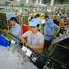 Fabrication de composants électriques et électroniques à l'usine de la Sarl Minda Vietnam Auto Components (entreprise à capitaux indiens) dans la province de Phu Tho. Photo : VNA