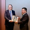 Le ministre vietnamien de l’Industrie et du Commerce, Nguyen Hong Dien (droite), et le secrétaire mexicain à l’Économie, Marcelo Ebrard Casaubon. Photo: VNA