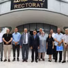 L’ambassadeur du Vietnam Tran Quoc Khanh et les directeurs de l’Université de Skikda. Photo: VNA