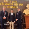 L’ambassadeur du Vietnam en Australie, Pham Hung Tam (au centre), lors d’une réunion avec John Bradford (à gauche), président du groupe SunRice, et Anthony McFarlane, directeur chargé de la communication du groupe SunRice. Photo : VNA