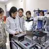 Étudiants en stage de programmation de microcontrôleurs à l'Institut de technologie Vietnam-République de Corée de Bac Giang. Photo : VNA