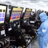 Chaîne de production de modules de caméras et de composants électroniques destinés à l’exportation à l’usine de la société MCNEX VINA (à 100 % de capitaux sud-coréens), située dans la zone industrielle de Phuc Son, province de Ninh Binh. Photo : VNA