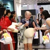Offre des cadeaux aux passagers venus de Manille (Philippines) et de Bali (Indonésie). Photo: VNA