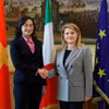 La vice-ministre vietnamienne de l'Industrie et du Commerce Phan Thi Thang (gauche) et la sous-secrétaire d’État italienne aux Affaires étrangères et à la Coopération internationale, Maria Tripodi. Photo: ministère vietnamien de l’Industrie et du Commerce