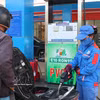 La station-service Tran Phu, située dans le quartier de Nghia Lo, province de Quang Ngai, vend de l'essence E10 aux habitants. Photo : VNA