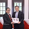Le directeur général adjoint de la VNA Nguyen Tuan Hung (gauche) et Ren Weidong, rédacteur en chef adjoint de Xinhua. Photo: VNA