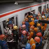 Des secouristes à l’œuvre sur les lieux de l’accident ferroviaire à Bekasi (Indonésie), dans la nuit du 27 avril 2026. Photo : Xinhua/VNA.