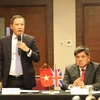 L'ambassadeur du Vietnam au Royaume-Uni, Do Minh Hung (gauche), prend la parole lors de l'événement. Photo : VNA 