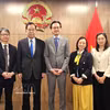 L’ambassadeur Do Hung Viet, chef de la Mission permanente du Vietnam, reçoit Kazuo Shii, président du Comité central du Parti communiste japonais. Photo: VNA