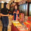 La société Yen Huong présente des solutions pour lutter contre la contrefaçon et le piratage. Photo : VNA