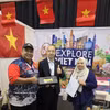 Ngo Quang Hung (centre), représentant du Bureau commercial du Vietnam en Malaisie, présente des produits vietnamiens au Salon international halal de Melaka, en 2025. Photo: VNA