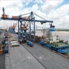 Déchargement de marchandises au port de Dinh Vu. Photo : VNA