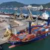 Chargement et déchargement de conteneurs importés au port international de Nghi Son, quartier de Nghi Son, province de Thanh Hoa. Photo : VNA