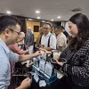 Une entreprise vietnamienne présente les produits de café DaLaKon lors de l’événement. Photo : VNA