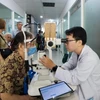 Au siège du Comité populaire du quartier de Xuan Hoa, des médecins des hôpitaux de Dermatologie et d’Ophtalmologie de Saïgon, en collaboration avec le centre de santé local, ont examiné 250 personnes âgées. Photo: VNA