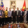Le vice-Premier ministre Tran Hong Ha rencontre Dato’ Jeffery Tan, secrétaire général de la Chambres de commerce et d'industrie chinoises associées de Malaisie (ACCCIM). Photo: VNA