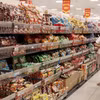Des clients choisissent des produits au supermarché AEON Long Bien. Photo : VNA