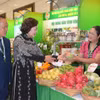 La vice-présidente de l'Assemblée nationale, Nguyen Thi Hong, et des délégués visitent le stand présentant les produits agricoles de la province de Son La ayant obtenu le label OCOP (Une commune, un produit), exposé lors du 9e Congrès national de l'Association des agriculteurs du Vietnam (mandat 2026-2031). Photo : qdnd.vn