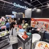 Des clients découvrent les produits d'entreprises vietnamiennes lors du salon Home InStyle. Photo : VNA