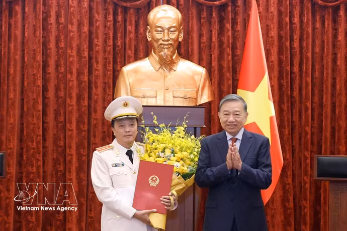 Le secrétaire général du Parti communiste du Vietnam et président de l'État, To Lam, et le vice-ministre de la Sécurité publique Dang Hong Duc. Photo: VNA