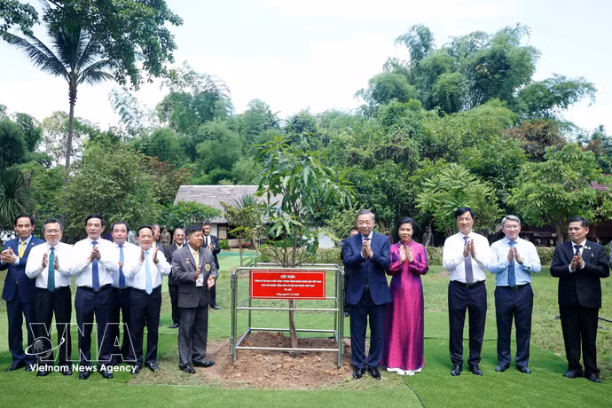 Le secrétaire général du Parti et président To Lam, accompagné de son épouse et d’une haute délégation vietnamienne, se rend le 27 mai au site mémoriel dédié au Président Ho Chi Minh dans la province thaïlandaise d’Udon Thani. Photo: vNA