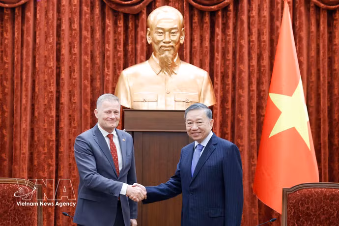 Le haut dirigeant To Lam (droite) et l’ambassadeur du Danemark au Vietnam, Nicolai Prytz. Photo: VNA