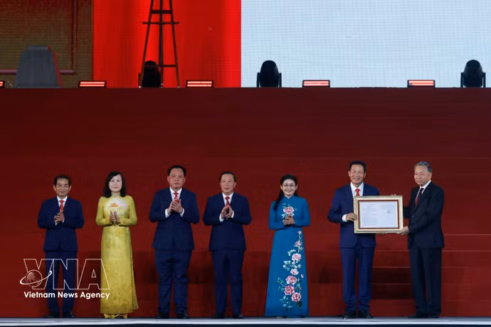 Le secrétaire général du Parti communiste du Vietnam et président To Lam remet la Résolution de l’Assemblée nationale portant création de la ville de Dong Nai. Photo: VNA