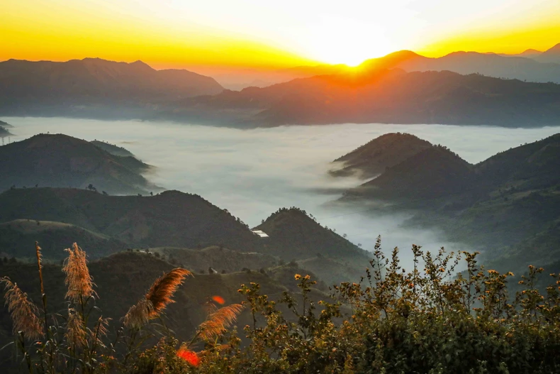 Aube sur la mer de nuages au col de Keo Lom, province de Diên Biên