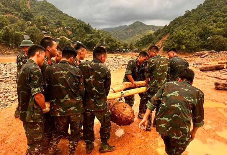 Une bombe retirée en toute sécurité d'une zone inondée à Diên Biên Photo: Télévision de Diên Biên