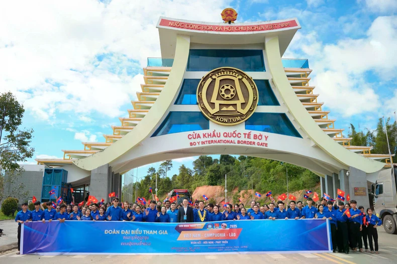 Photos souvenirs prises au poste-frontière international de Bo Y. Photo : doanthanhnien.vn
