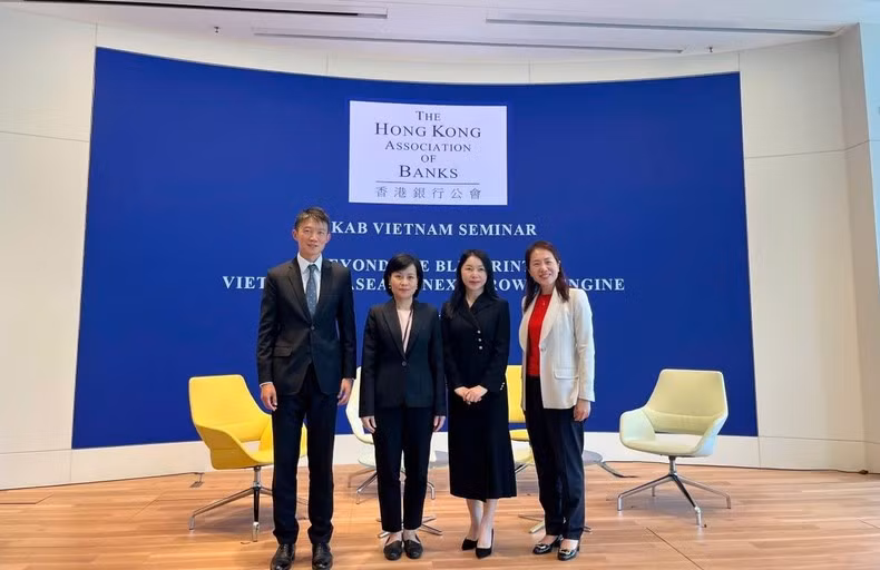 Le Duc Hanh, consule générale du Vietnam à Hong Kong (deuxième à partir de la gauche), et des délégués participant à l'événement. Photo : VNA