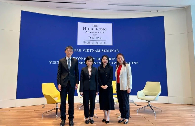 Le Duc Hanh, consule générale du Vietnam à Hong Kong (deuxième à partir de la gauche), et des délégués participant à l'événement. Photo : VNA