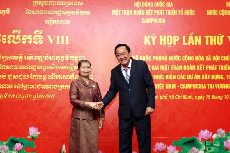 Le général de corps d’armée Vo Minh Luong, vice-ministre de la Défense, et la présidente du Conseil national du Front de solidarité pour le développement de la Patrie du Cambodge, Samdech Men Sam An. Photo: VNA