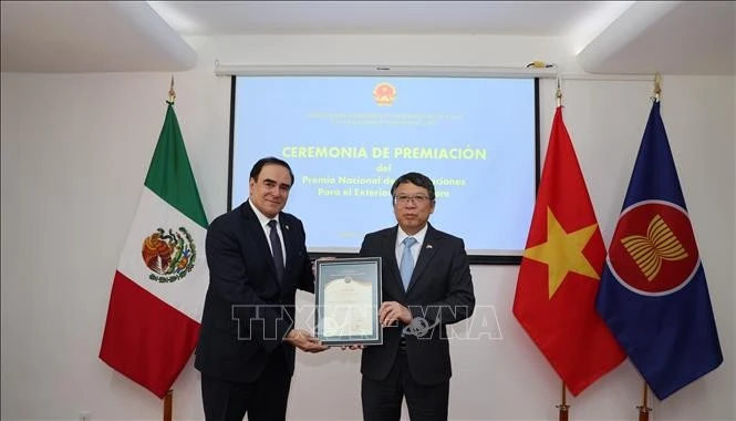 L'ambassadeur du Vietnam au Mexique, Nguyen Van Hai, remet le prix à Mouris Salloum George, directeur général du Club des journalistes mexicains. Photo: VNA