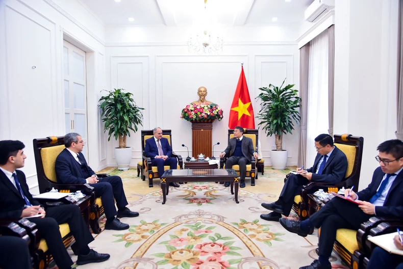 Panorama de la rencontre entre Nguyen Minh Vu, vice-ministre permanent des Affaires étrangères du Vietnam, et la délégation du Parti du Nouvel Azerbaïdjan. Photo: VNA