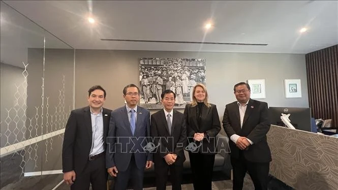La délégation vietnamienne et les dirigeants de l’État de Tasmanie. Photo: VNA