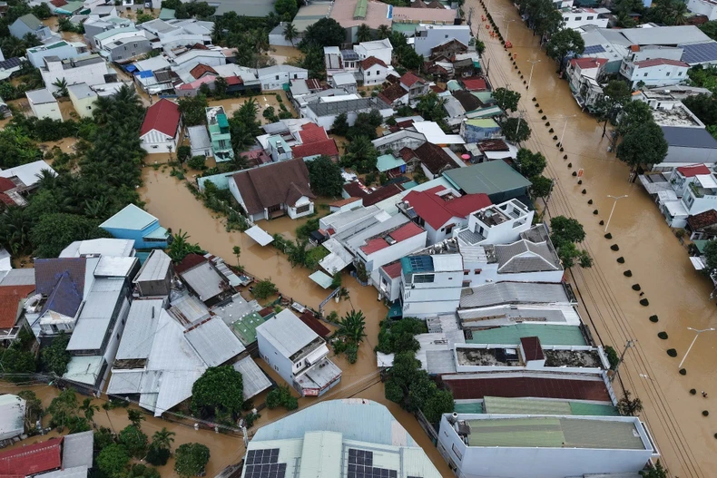 Du 16 au 17 novembre, de fortes pluies ont provoqué le débordement de plusieurs rivières de la région, déclenchant des glissements de terrain et des inondations à divers endroits. Photo: VNA