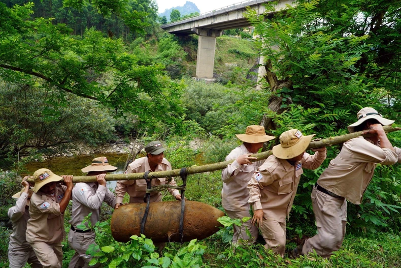 L’équipe mobile de déminage du Groupe consultatif sur les mines – Vietnam (MAG Vietnam) a désamorcé en toute sécurité, le 9 avril, une bombe de 360 kg découverte dans la province de Quang Binh (Centre du Vietnam). Photo: VNA